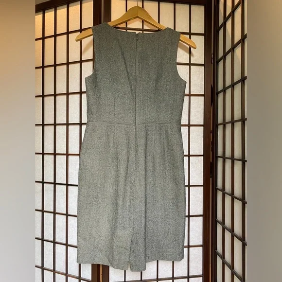 PRICED TO GO🚨 - Banana Republic stretch sleeveless dress - Picture 2 of 9